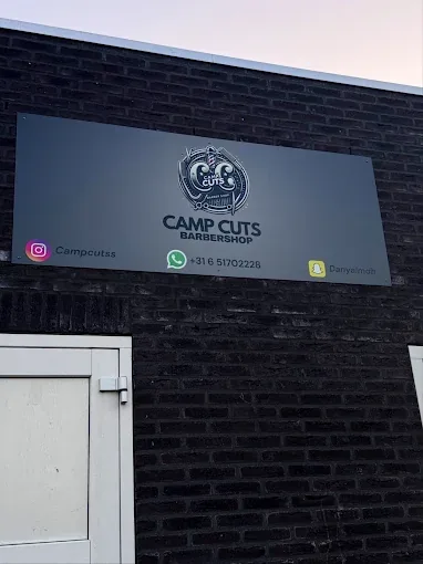 Camp Cuts bord aan de Dionysusstraat 44